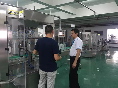 歡迎馬來西亞客戶參觀醬料包裝機(jī)生產(chǎn)現(xiàn)場(chǎng)(圖2)