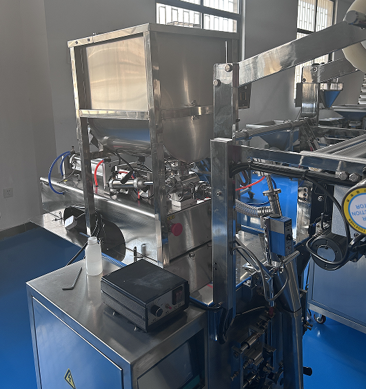 袋裝甜面醬包裝機械設備給我們的生活增添另一番韻味(圖1)