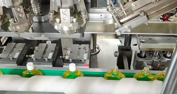 多品類兼容!自動灌裝旋蓋生產線成紅花油、風油精企業新選擇(圖1) 多品類兼容!自動灌裝旋蓋生產線成紅花油、風油精企業新選擇(圖1)